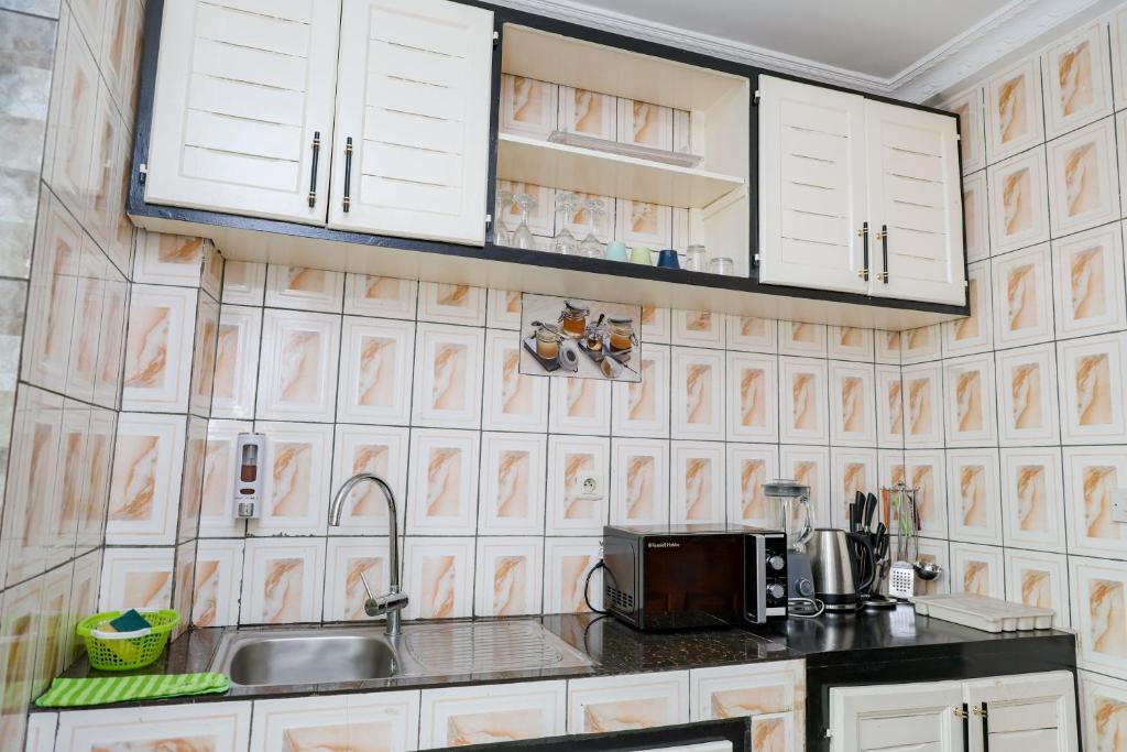 Kuchyň nebo kuchyňský kout v ubytování T-Square Residence Makepe