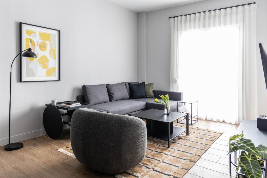 Elliot Petralona, Athens - 8