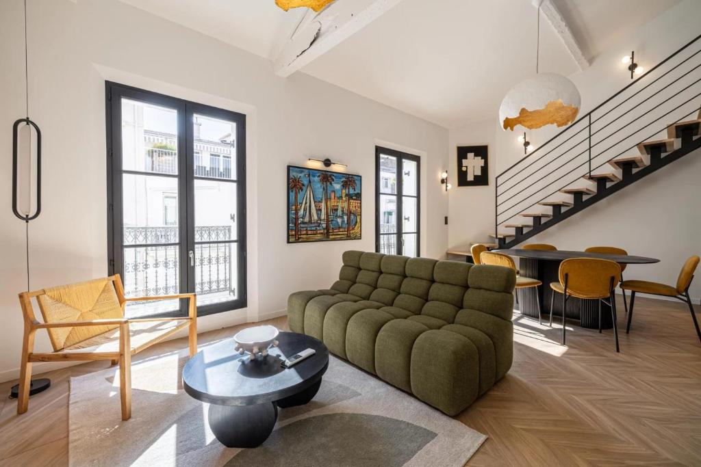un salon avec un canapé et une table dans l'établissement REF 1993 - Cannes Center Renovated Apartment, à Cannes