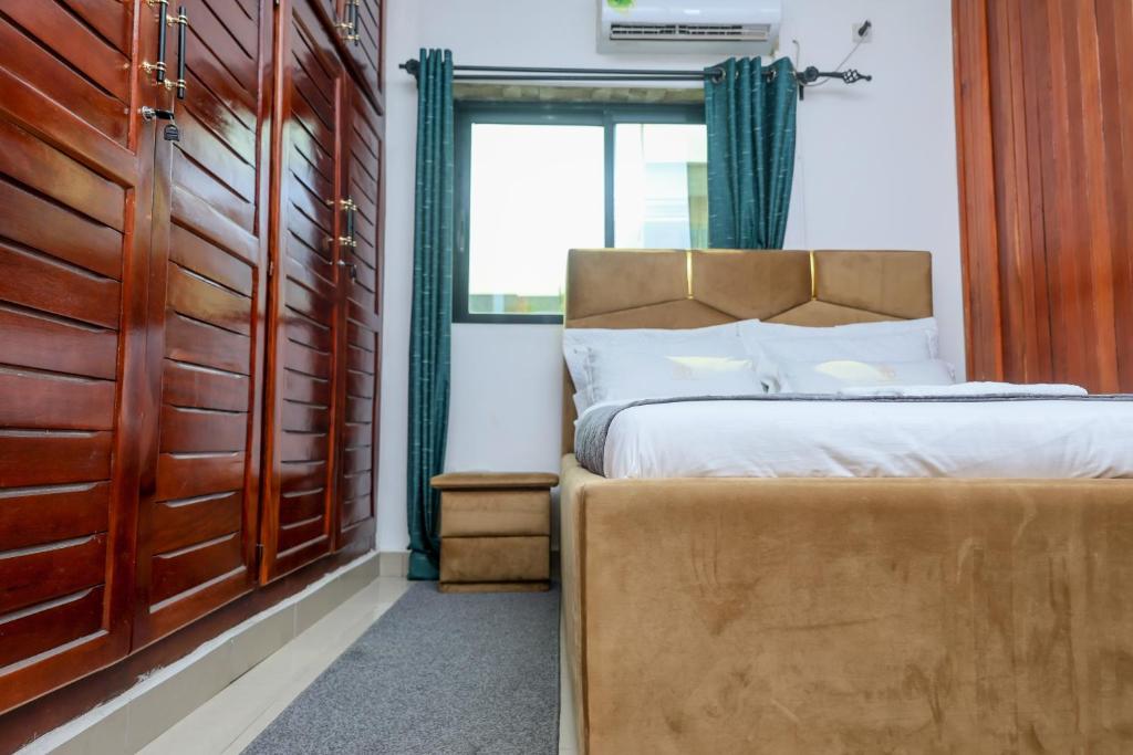 Postel nebo postele na pokoji v ubytování T-Square Residence Makepe