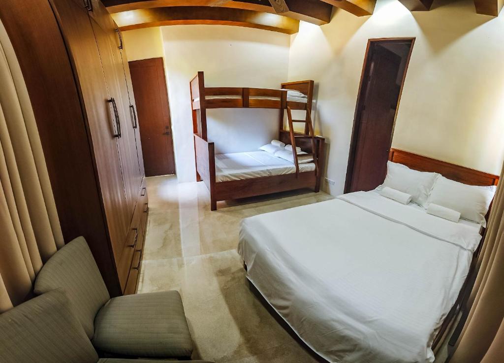 Postel nebo postele na pokoji v ubytování CORON RIVERSIDE Guesthouse