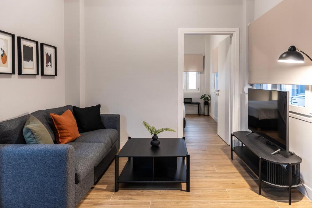 Elliot Petralona, Athens - 17