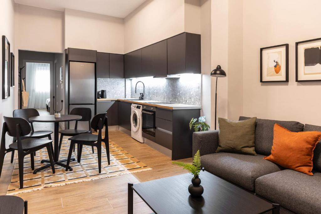 Elliot Petralona, Athens - 19