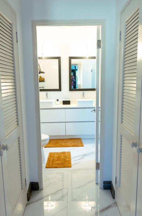 Fotografie z fotogalerie ubytování Chic and Cozy 2BR Apartment with Pool -Ironshore, Montego Bay v destinaci Montego Bay