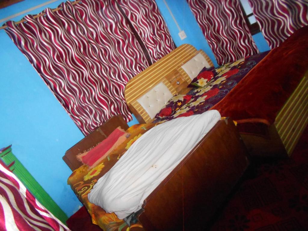 Postel nebo postele na pokoji v ubytování Alamdar guest house