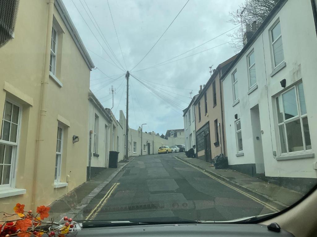ein Blick aus einem Autofenster auf eine leere Straße in der Unterkunft Sea-la-vie in Ahoghill