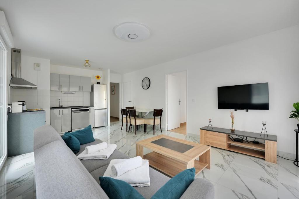 Μια τηλεόραση ή/και κέντρο ψυχαγωγίας στο Appartement Spacieux-Familial -Proche Paris -3BDR-8P