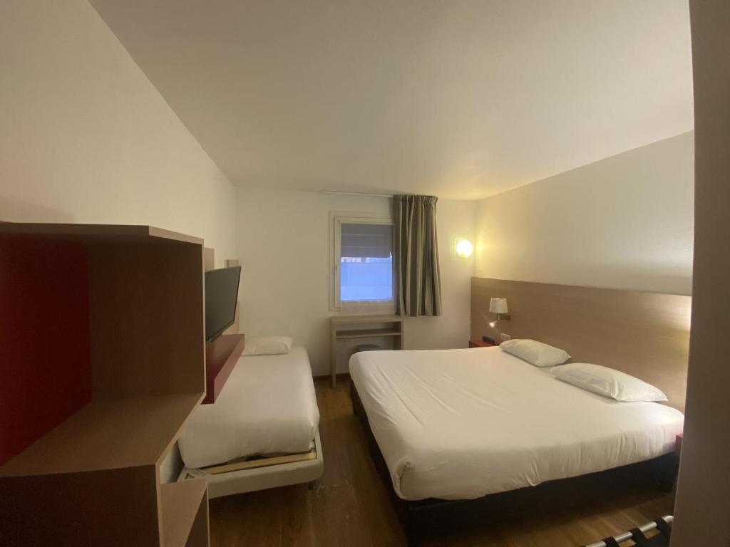 Postel nebo postele na pokoji v ubytování Tulip Inn Beaune