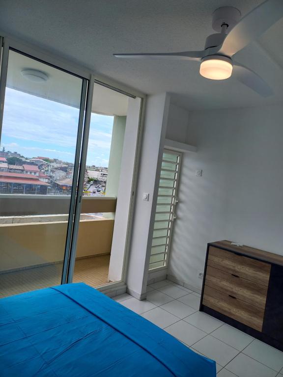 Postel nebo postele na pokoji v ubytování Pointe-à-Pitre chambre colocation vue mer