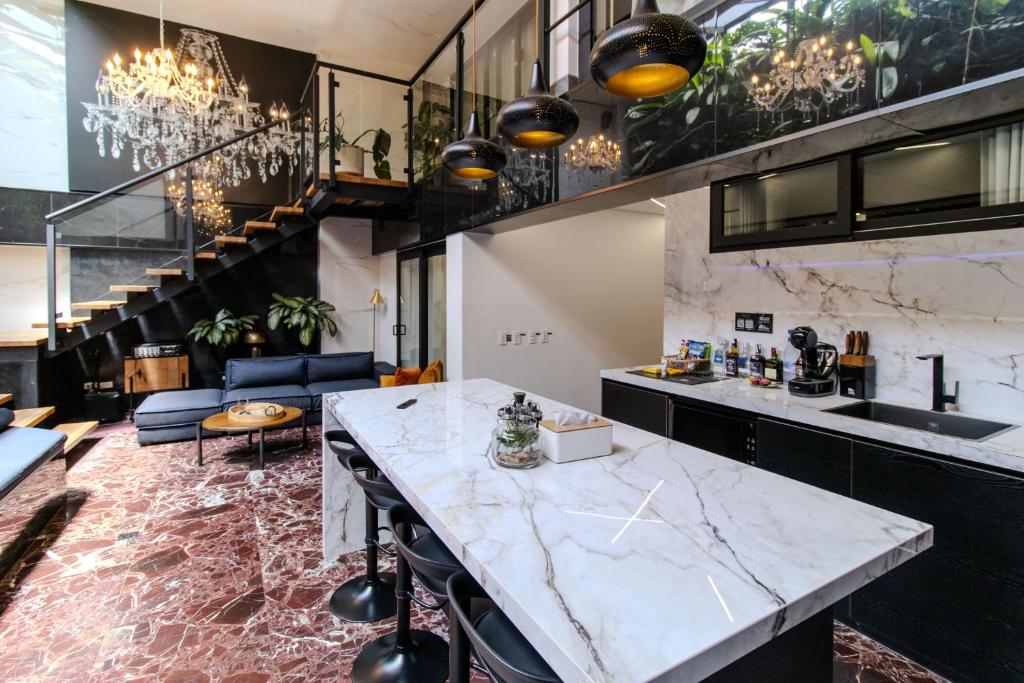 Kuchyň nebo kuchyňský kout v ubytování Haven A Design Hotel