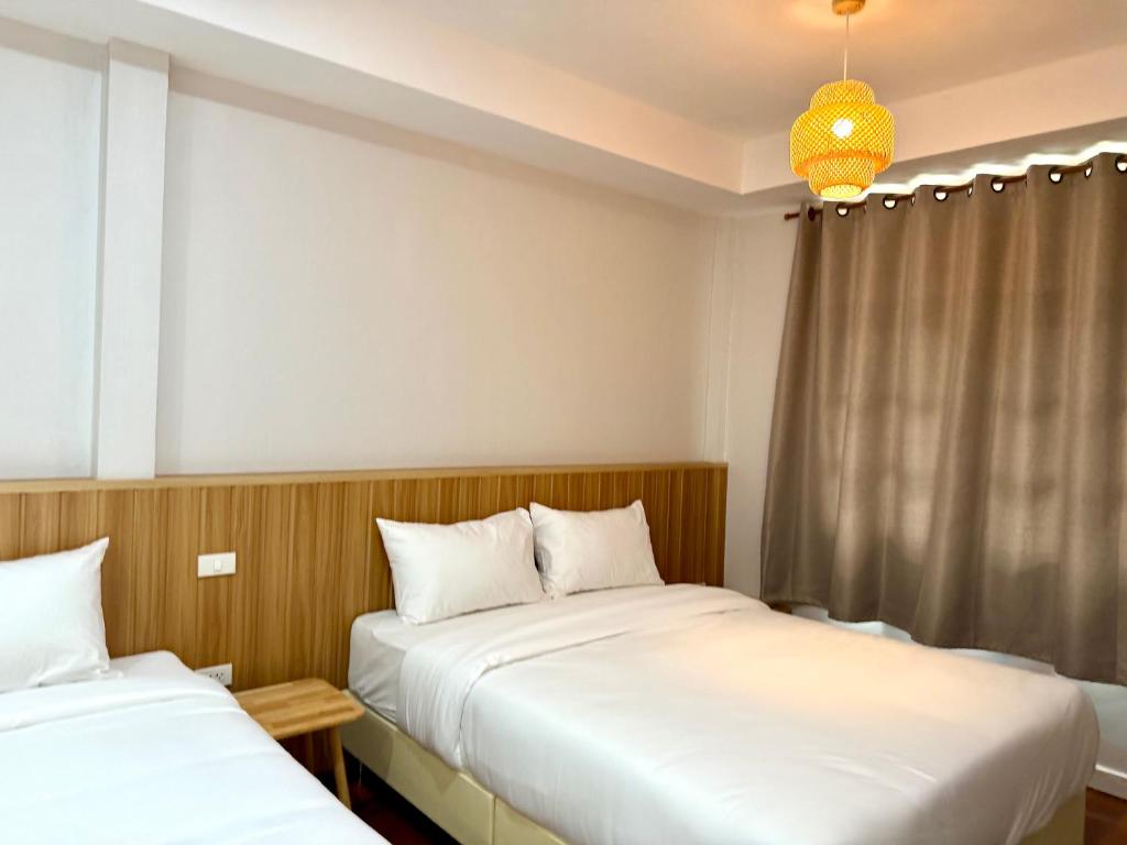 Postel nebo postele na pokoji v ubytování Brown House Cha am