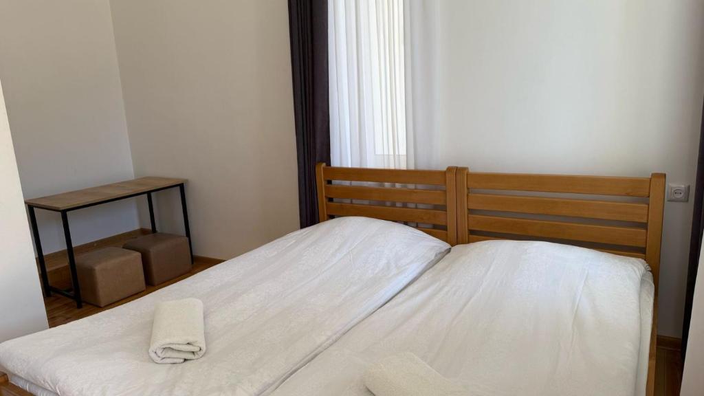 Postel nebo postele na pokoji v ubytování Eka's guest house