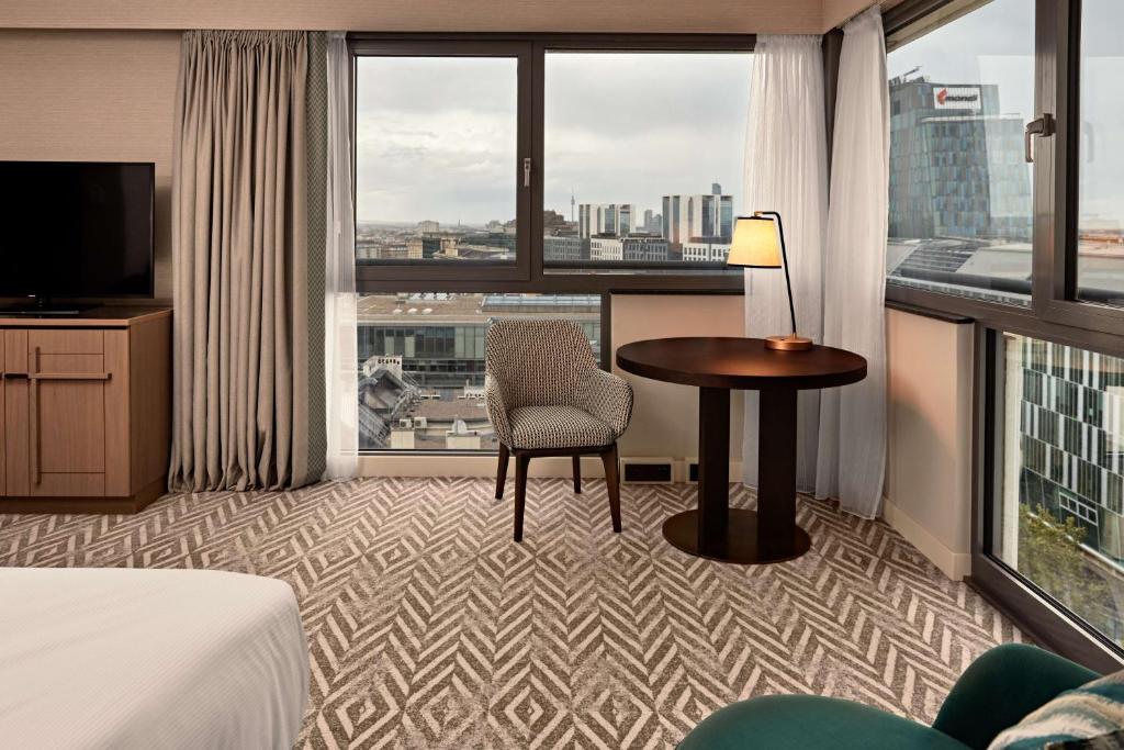 TV a/nebo společenská místnost v ubytování Hilton Vienna Park