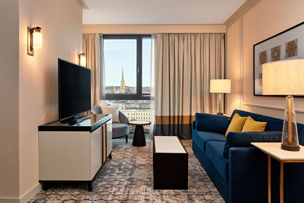 TV a/nebo společenská místnost v ubytování Hilton Vienna Park