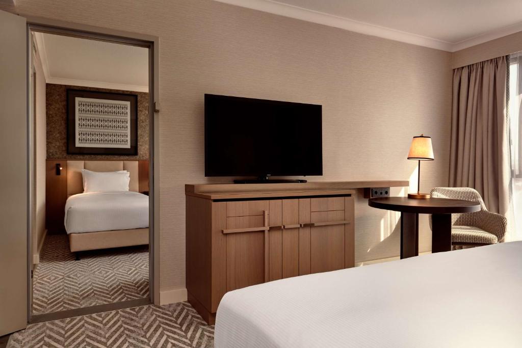 Postel nebo postele na pokoji v ubytování Hilton Vienna Park