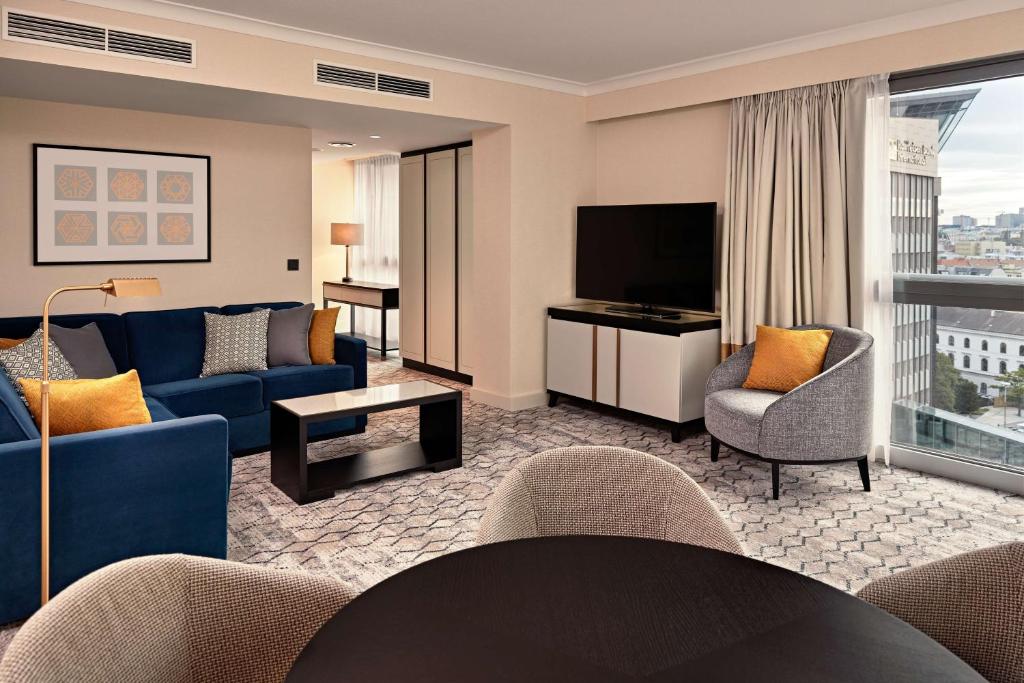 TV a/nebo společenská místnost v ubytování Hilton Vienna Park