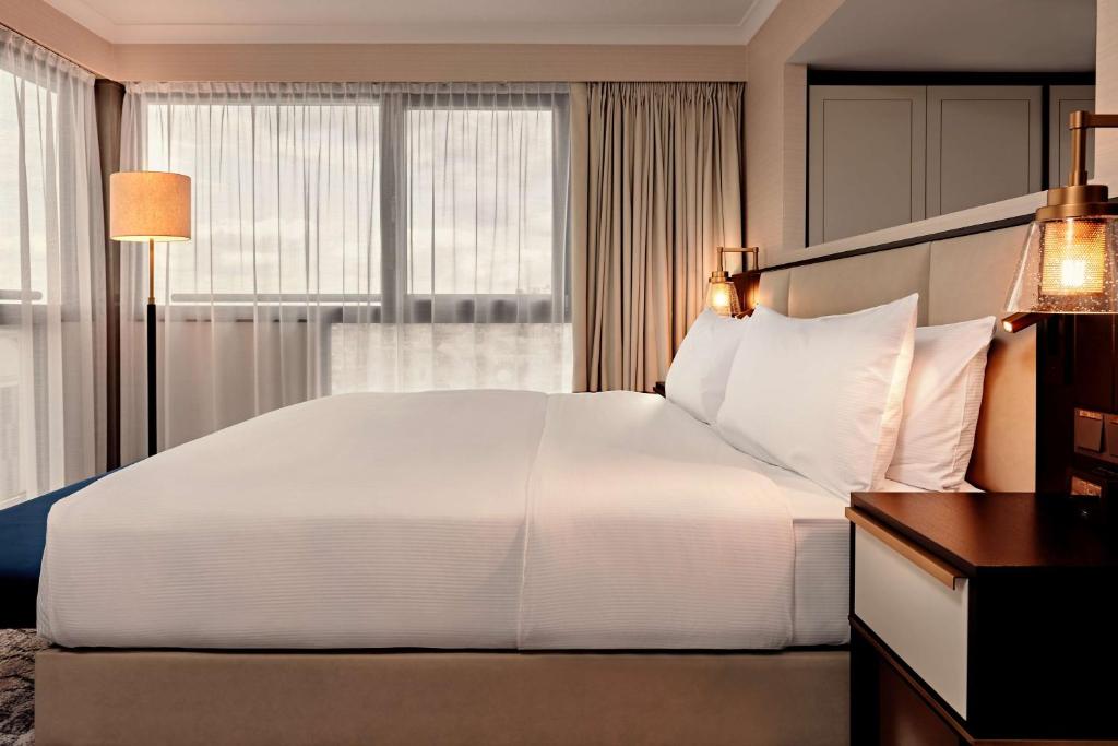 
King Junior Suite with Panoramic View and Lounge Access
