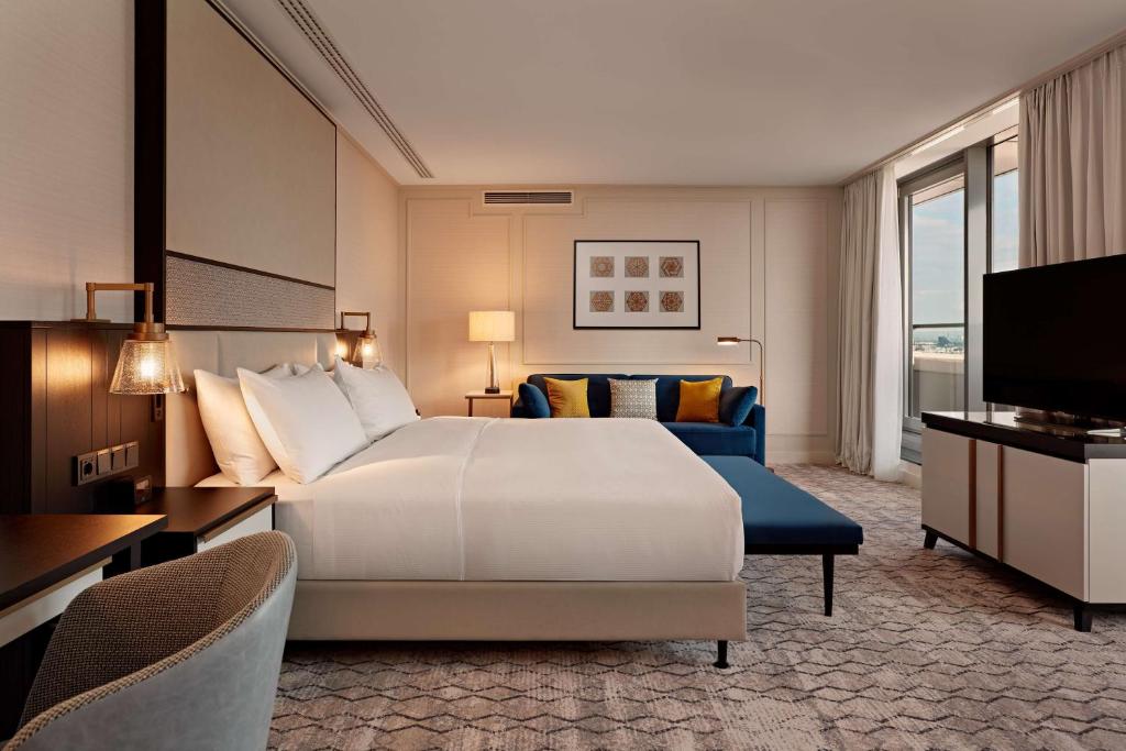 
One-Bedroom King Penthouse Suite with Park View
