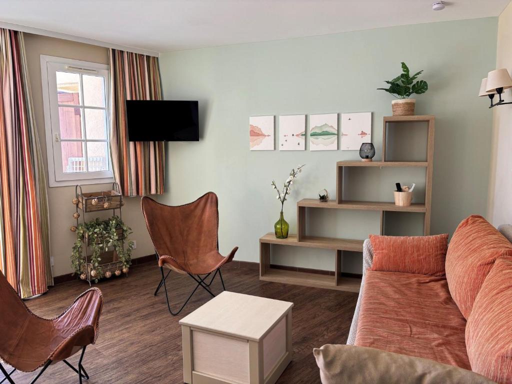 Posedenie v ubytovaní Duplex 3 Pièces 6 Pers avec Terrasse, Piscine, et Parking - FR-1-504-658