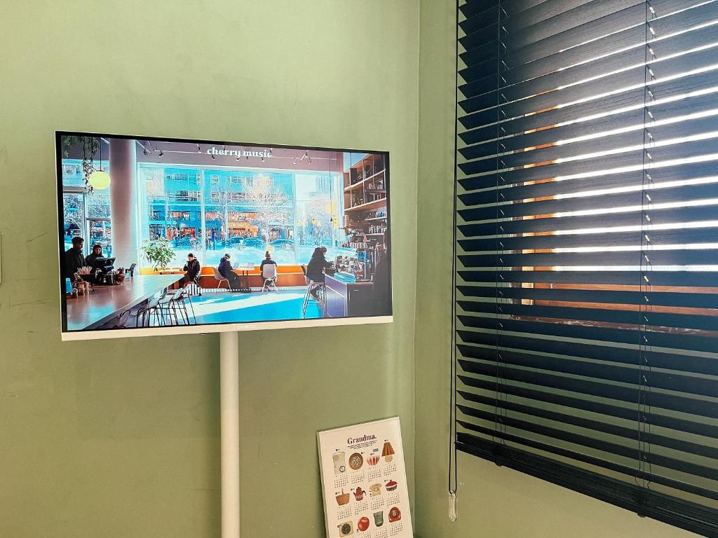TV a/nebo společenská místnost v ubytování calm in 1990's