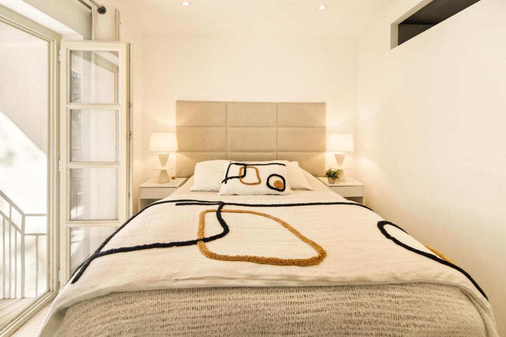 - une chambre avec un lit et deux lunettes dans l'établissement Charming apartment - 2BD 4P - Center of St Tropez, à Saint-Tropez