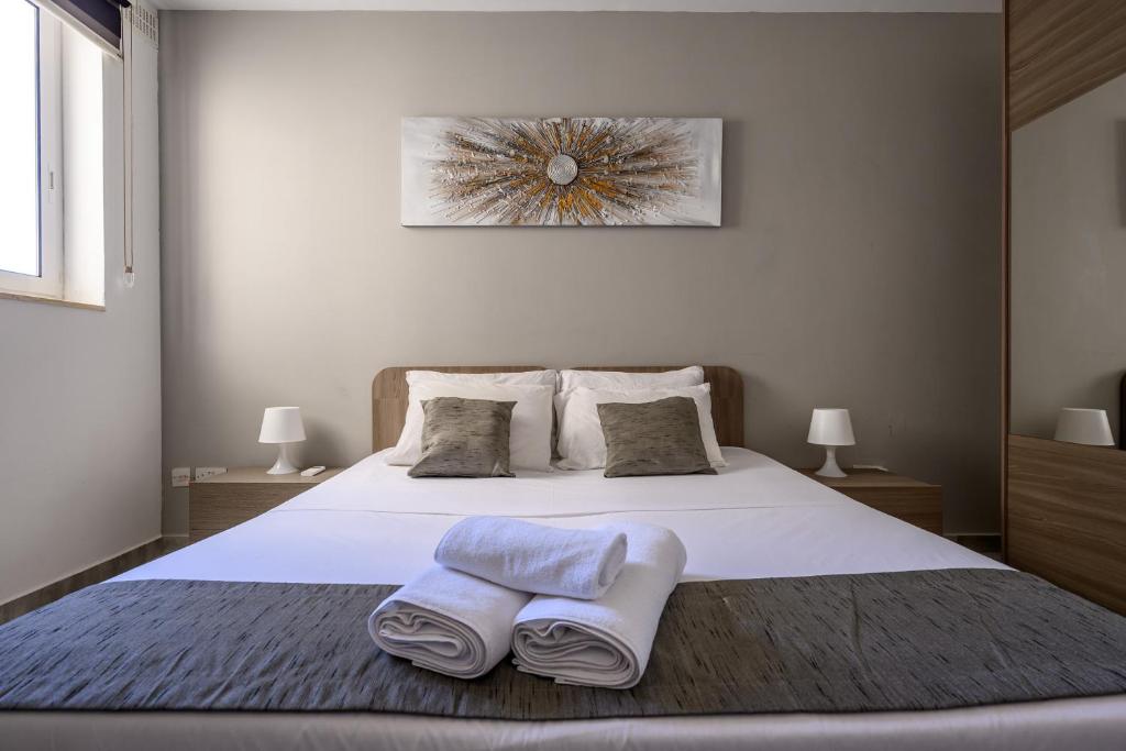 Postel nebo postele na pokoji v ubytování F11 Room 1, Private double room with private bathroom in shared Flat