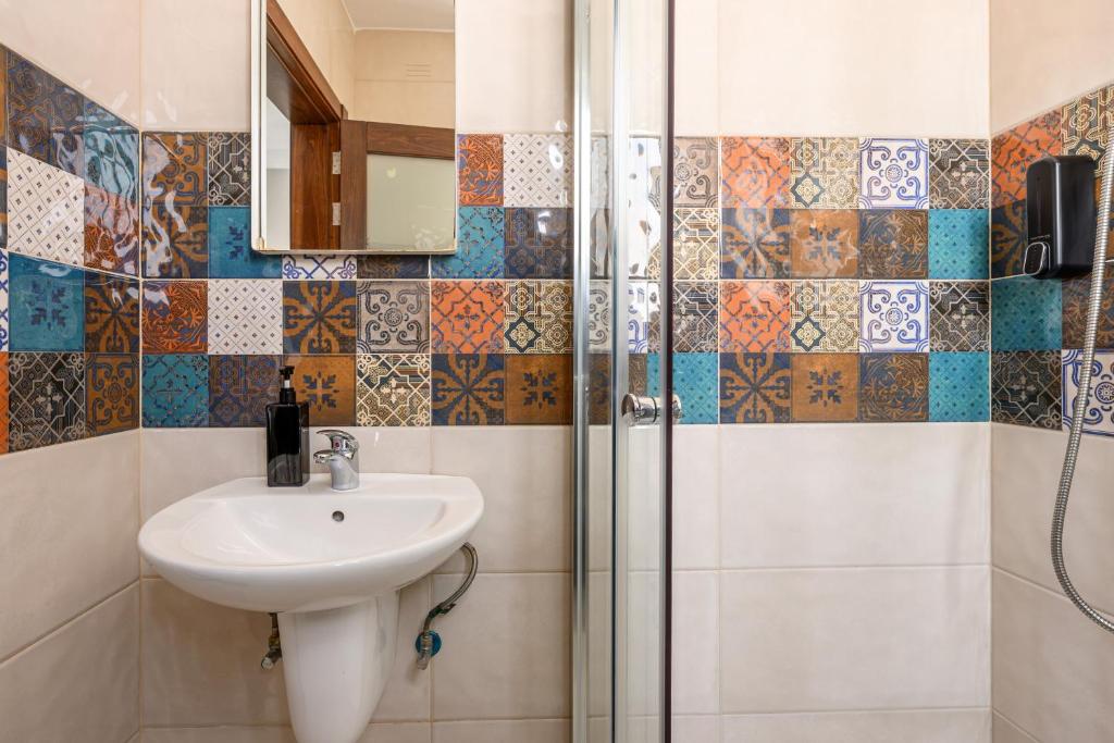 Koupelna v ubytování F11 Room 1, Private double room with private bathroom in shared Flat