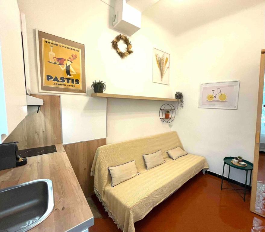 Cette chambre dispose d'un lavabo et d'un canapé. dans l'établissement Studette downtown Pertuis, à Pertuis