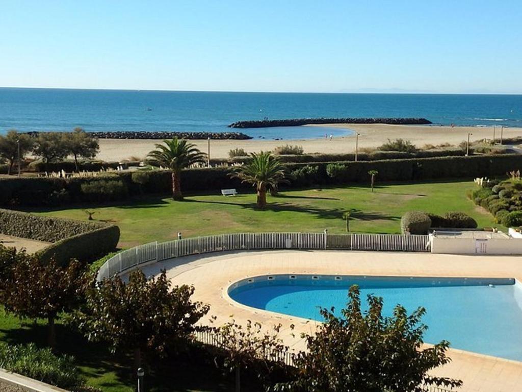 une piscine avec vue sur la plage dans l'établissement T3 rénové avec piscine et parking au Cap d'Agde - FR-1-749-79, au Cap d'Agde