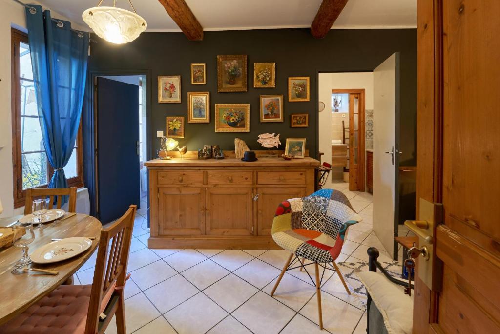 une cuisine avec une table et une salle à manger dans l'établissement Mourillon - T2 avec terrasse à 100m de la plage, à Toulon