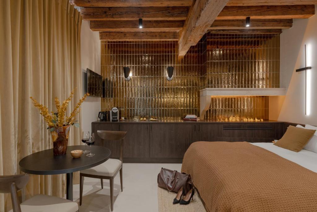 MiHotel - Grenier à Sel de Pérouges - Suite Junior « Médaillon »