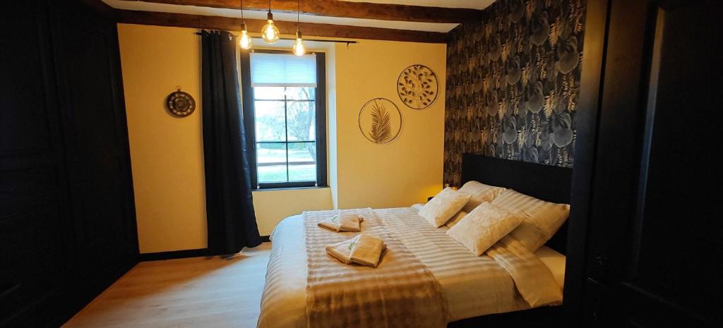Postel nebo postele na pokoji v ubytování à l'aise - avec piscine & jacuzzi - Table d'hôtes - Salon de thé