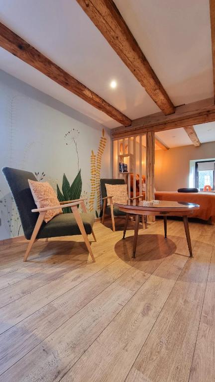 GrendelbruchA desire for Bohemia, well-being and massages!的带桌椅的客厅