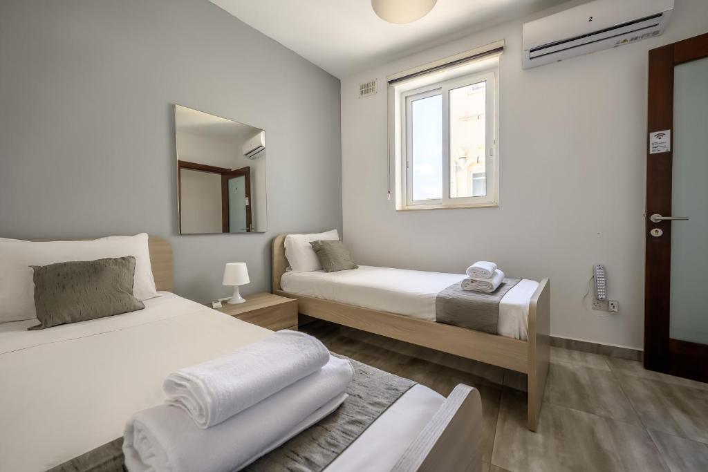 Postel nebo postele na pokoji v ubytování F11 Room 2, Private Room two single beds shared bathroom in shared Flat