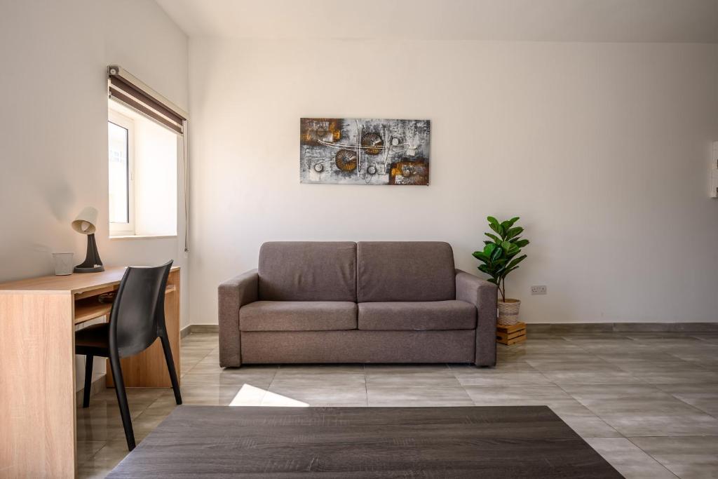 Posezení v ubytování F11 Room 2, Private Room two single beds shared bathroom in shared Flat