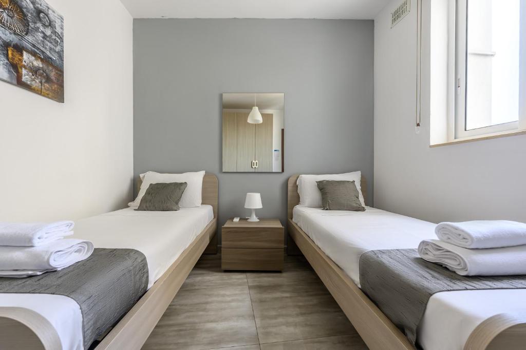 Postel nebo postele na pokoji v ubytování F11 Room 2, Private Room two single beds shared bathroom in shared Flat
