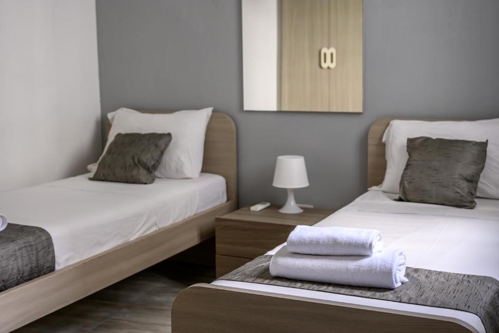 Postel nebo postele na pokoji v ubytování F11 Room 2, Private Room two single beds shared bathroom in shared Flat