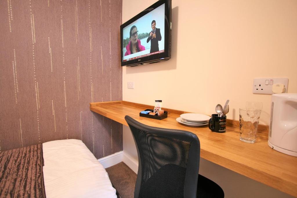 TV a/nebo společenská místnost v ubytování Central Hotel Cheltenham by Roomsbooked