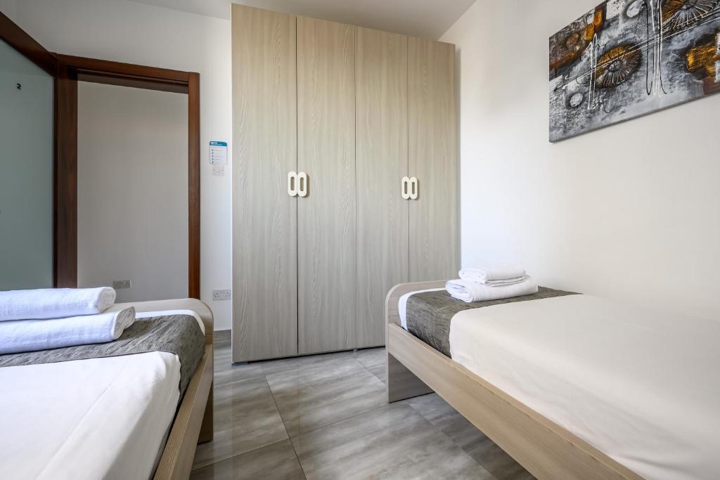 Postel nebo postele na pokoji v ubytování F11 Room 2, Private Room two single beds shared bathroom in shared Flat