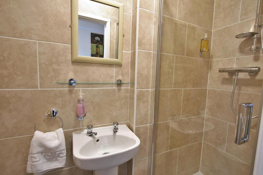 Koupelna v ubytování Central Hotel Cheltenham by Roomsbooked