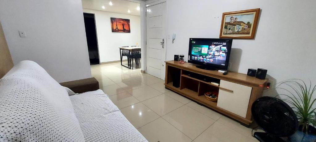 Televisyen dan/atau pusat hiburan di Apartamento Centro de Rio Grande