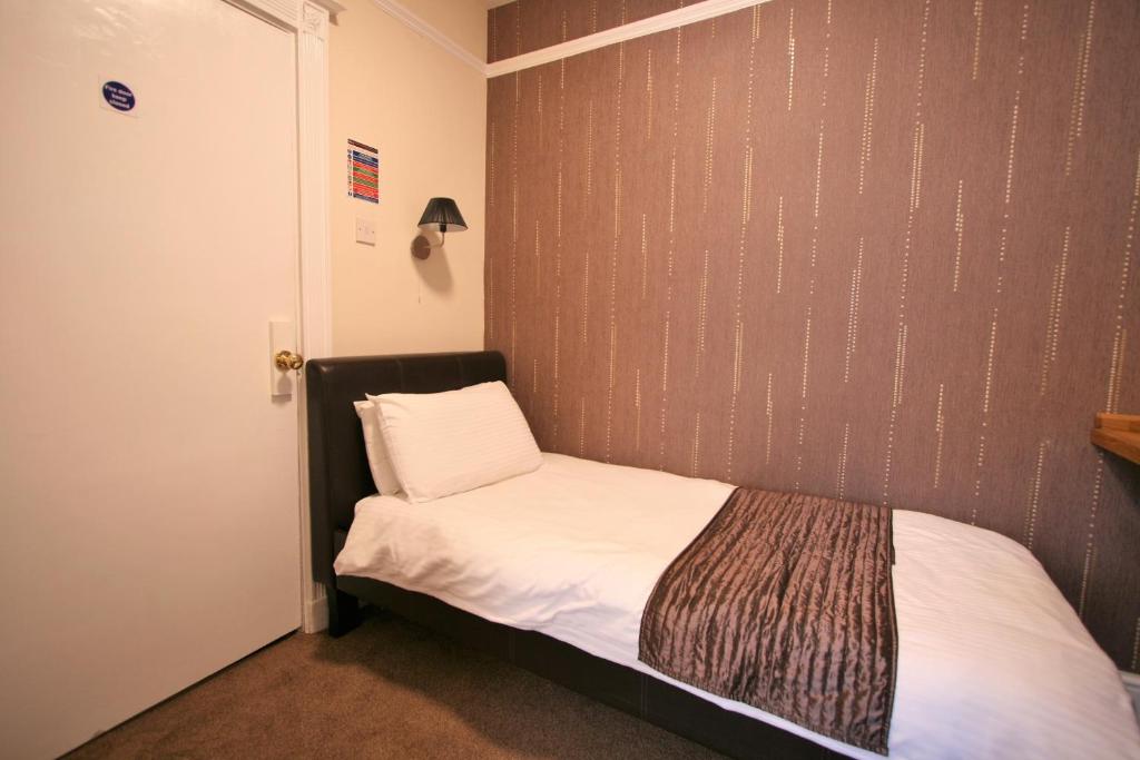 Postel nebo postele na pokoji v ubytování Central Hotel Cheltenham by Roomsbooked