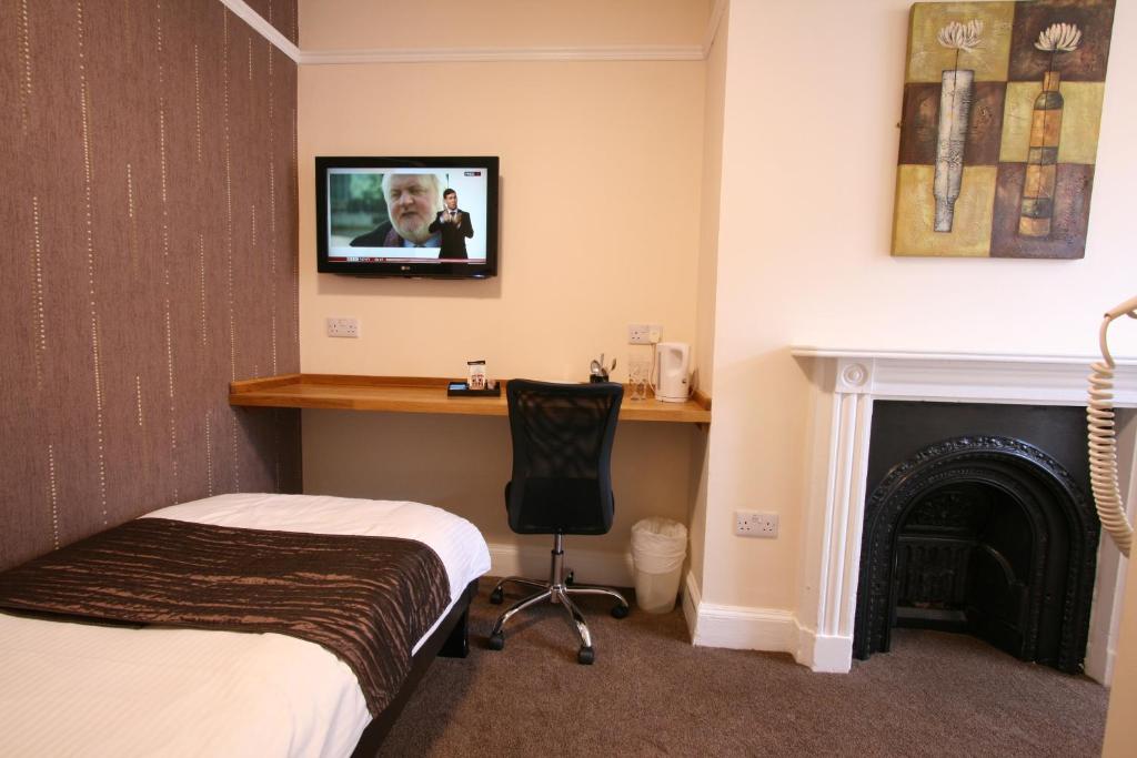 TV a/nebo společenská místnost v ubytování Central Hotel Cheltenham by Roomsbooked