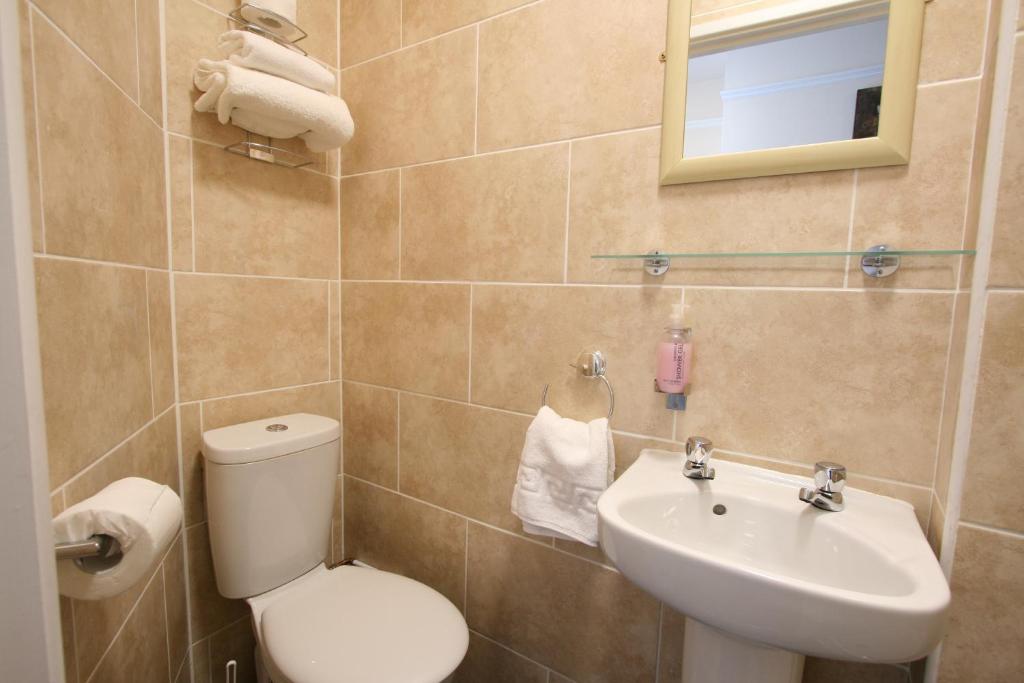 Koupelna v ubytování Central Hotel Cheltenham by Roomsbooked