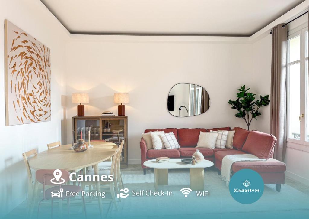 un salon avec un canapé rouge et une table dans l'établissement Cannes centre - 10mn Palais, Croisette, Plage - CY, à Cannes