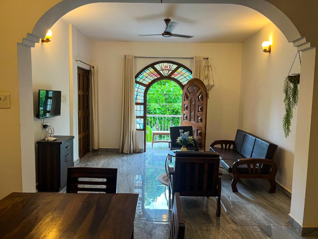 Ruang duduk di Grand 1Bhk 8 Apartment by Natures Haven