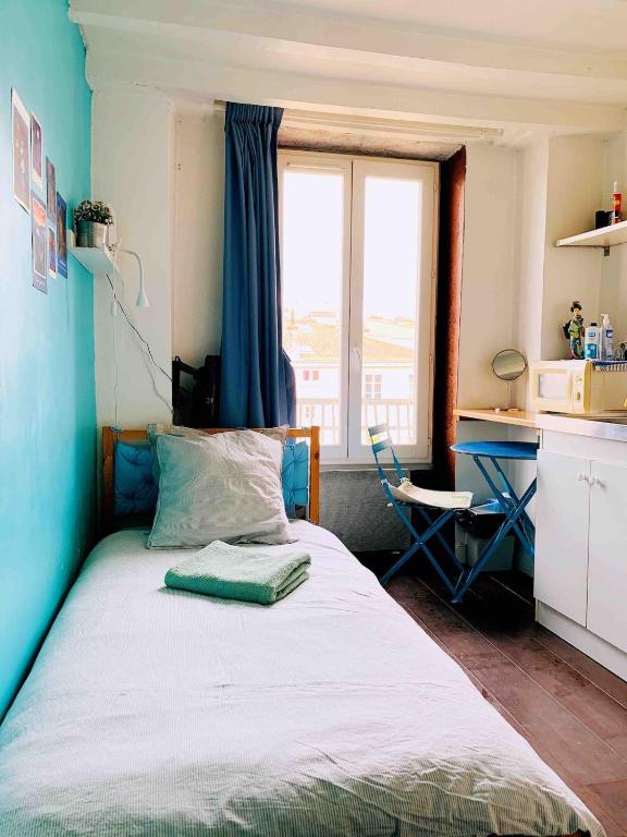 - une chambre avec un lit, un bureau et une fenêtre dans l'établissement SKY BUBBLE Bright Cosy Studio in Lyon, à Lyon