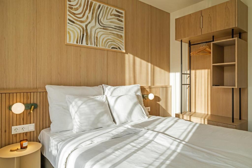 Postel nebo postele na pokoji v ubytování Marone Suites Budapest