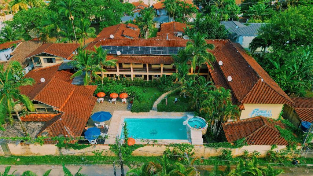 an aerial view of a house with a swimming pool at Hotel Pousada Cavalo Marinho in Boicucanga