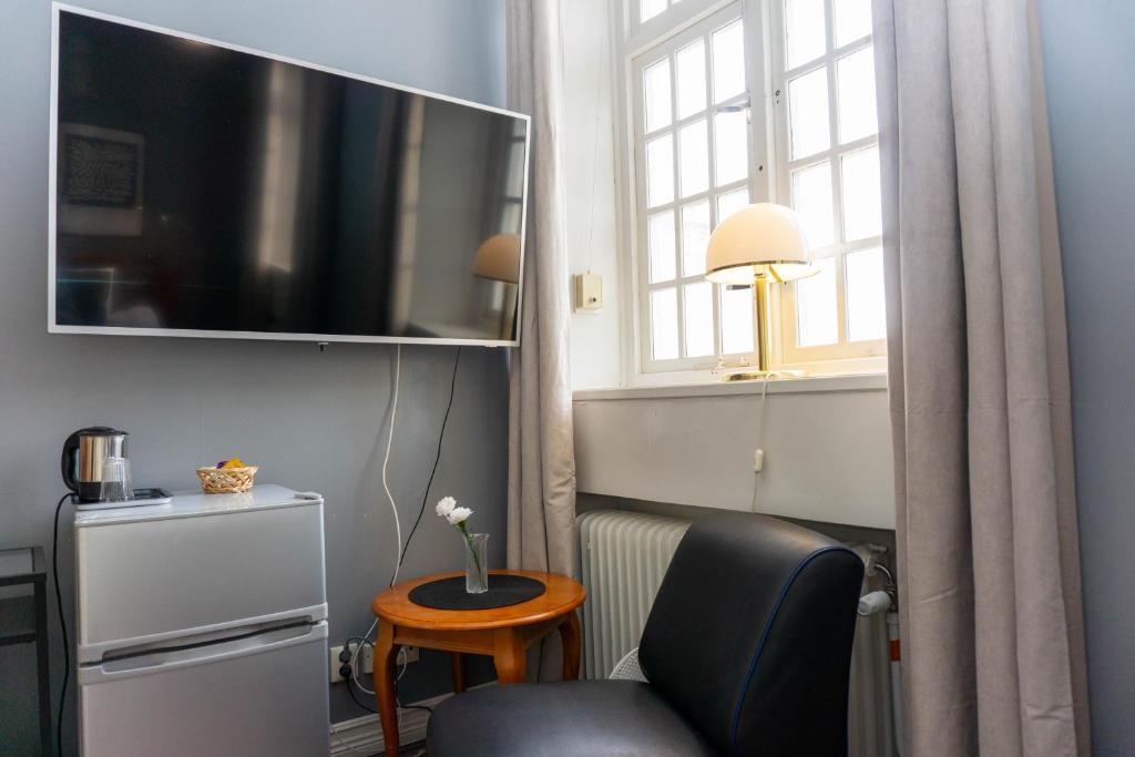 TV a/nebo společenská místnost v ubytování Furunäset Hotell & Konferens